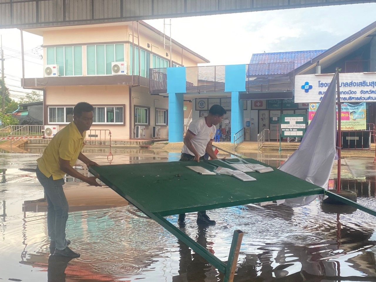 พายุฝนถล่มหน่วยเลือกตั้งในอบต.สมอแข จนน้ำเอ่อท่วม - Phitsanulok Hotnews